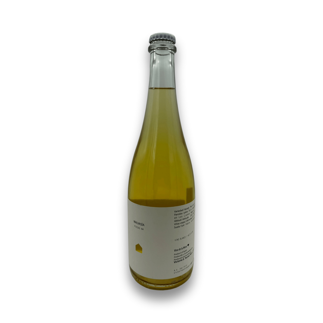 Victoria Torres Pecis Malvasia Aromatica Seca 2023 orange wine bottle with amber liquid and silver cap